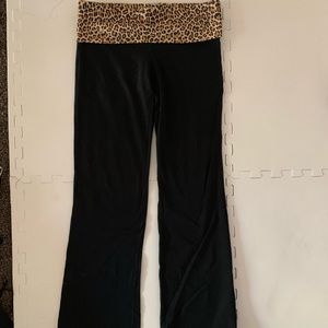 PINK VICTORIAS SECRET LEGGINGS